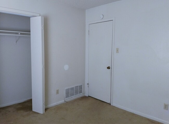 Building Photo - 1104 Cummings Ave