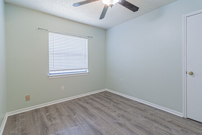 Building Photo - Modern Design 3 Bedroom 2 Bath, 2 car Gara...