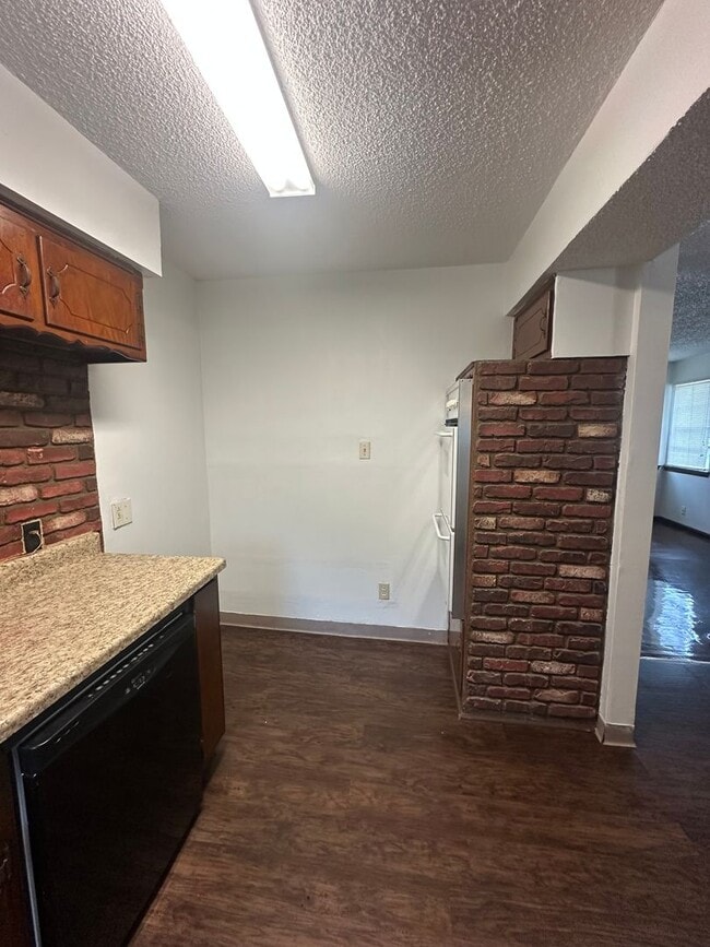 Building Photo - 4 Bed, 2 Bath, 2 dInng, 2 Living
