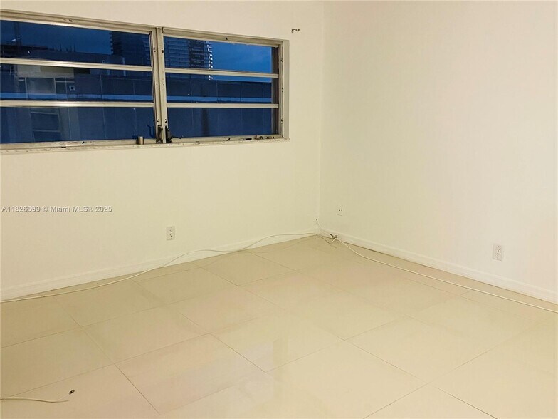 Building Photo - 180 NE 12th Ave