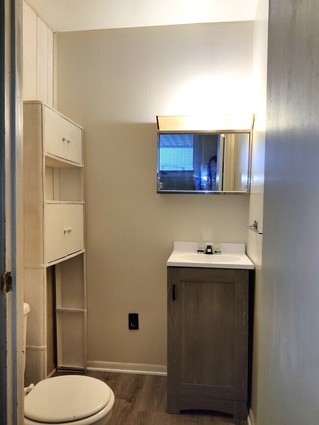 Building Photo - 242 W Lincoln Ave