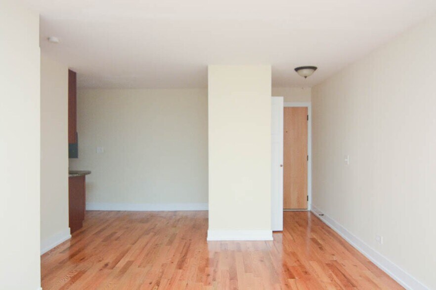 Building Photo - 560 W Arlington Pl