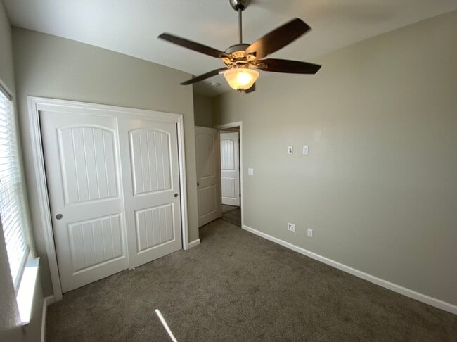 Building Photo - Country property located in Hilmar!