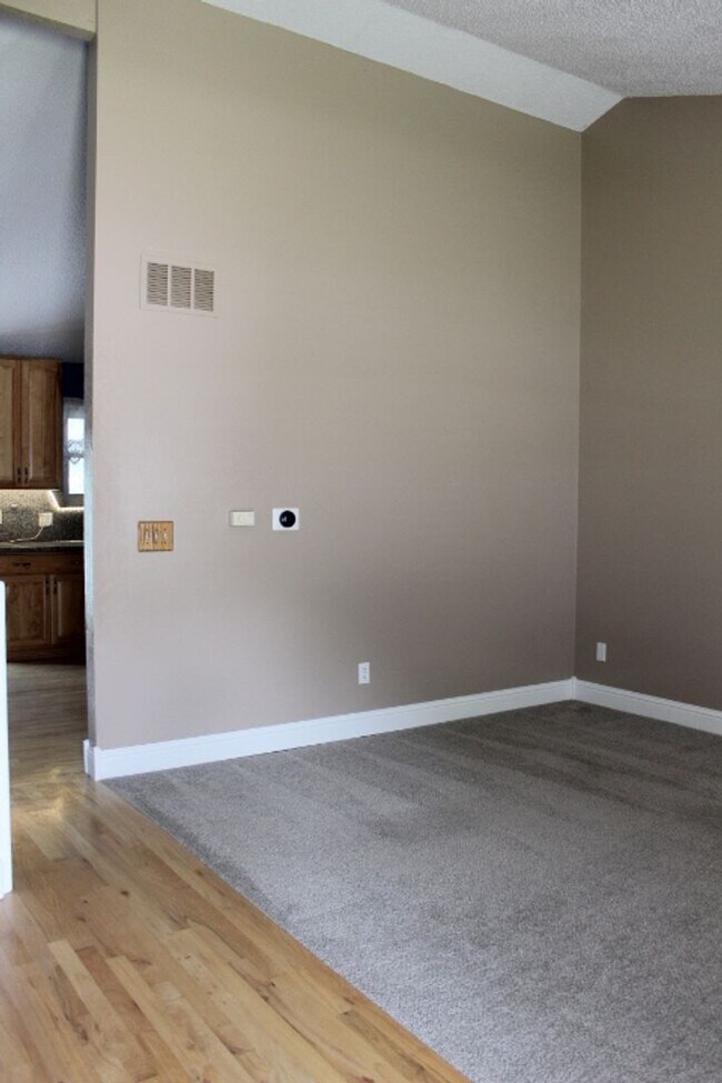 Building Photo - Columbine Hills - 3 BR/2 1/2 BA Home!