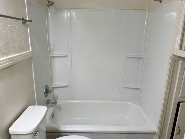 Building Photo - Charming 2 Bed, 1 Bath Home Close To MSU