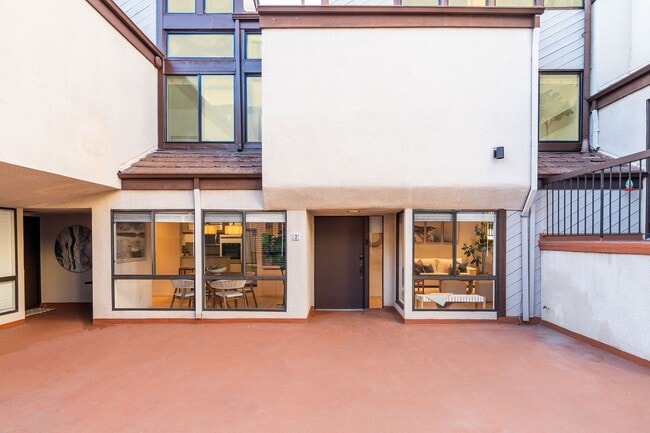 Building Photo - Natural Sunlight in every room, Palos Verdes Estates