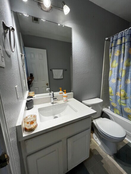 Building Photo - 1005 Betty Baker Cove