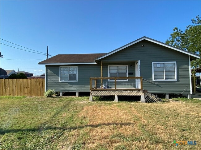 Building Photo - 702 E Stayton Ave