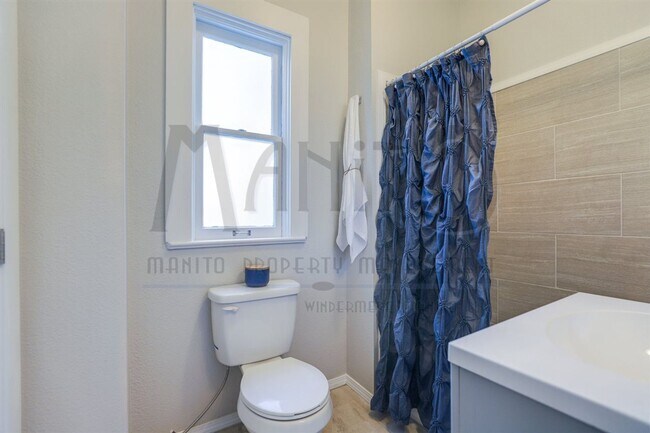 Building Photo - Charming home blocks from Kendall Yards