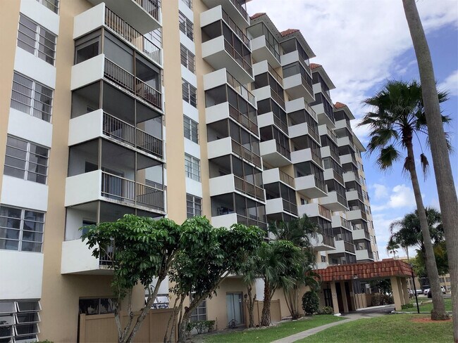 Building Photo - 4174 Inverrary Dr