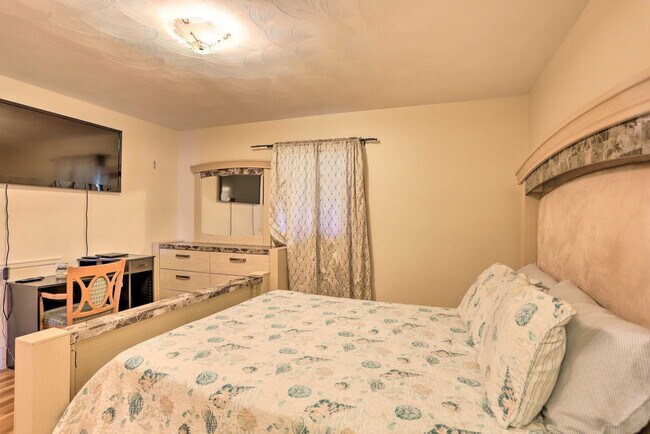 Building Photo - 1960 Pinelawn Dr