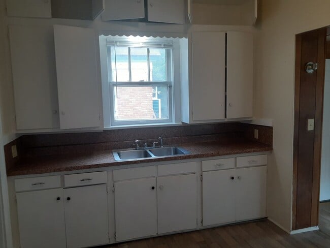 Building Photo - 2Bedroom Home