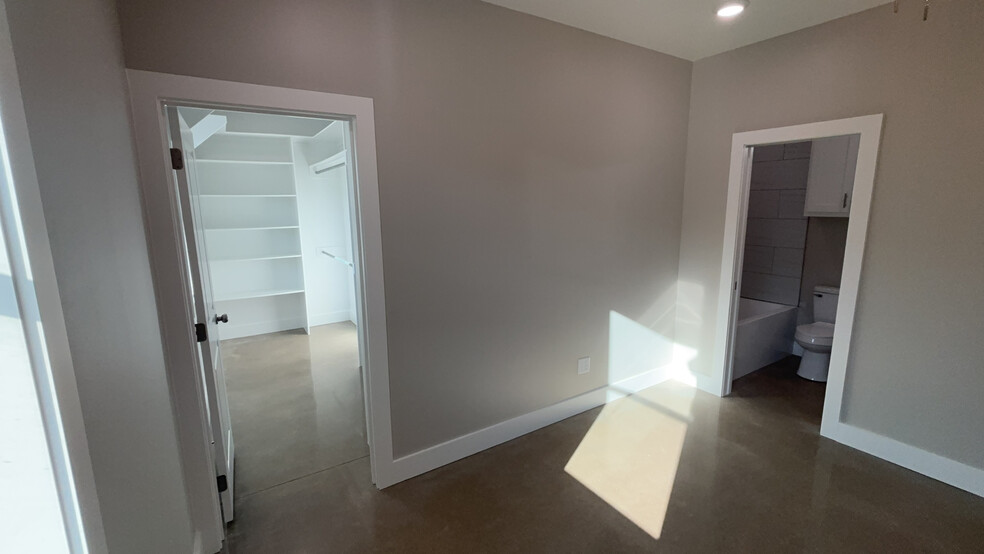 Building Photo - 12542 Vinson Cir