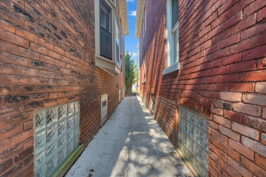 Building Photo - 5238 Commonwealth St