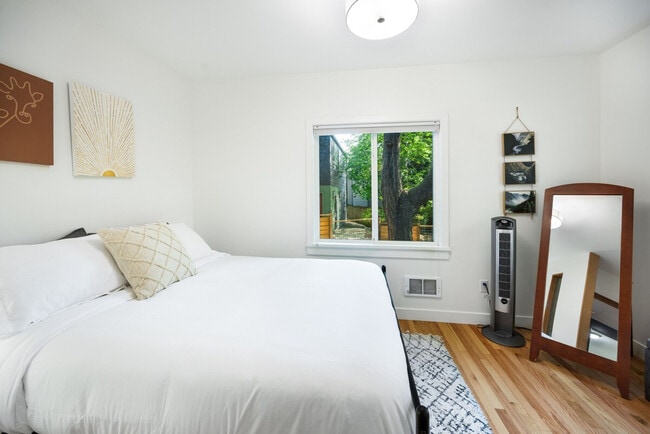 Building Photo - 11520 Roosevelt Way NE