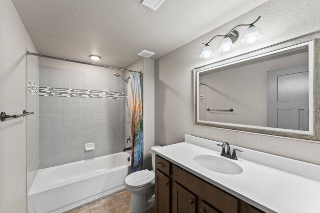 Building Photo - Beautifully Updated 4-Bedroom Home with Op...