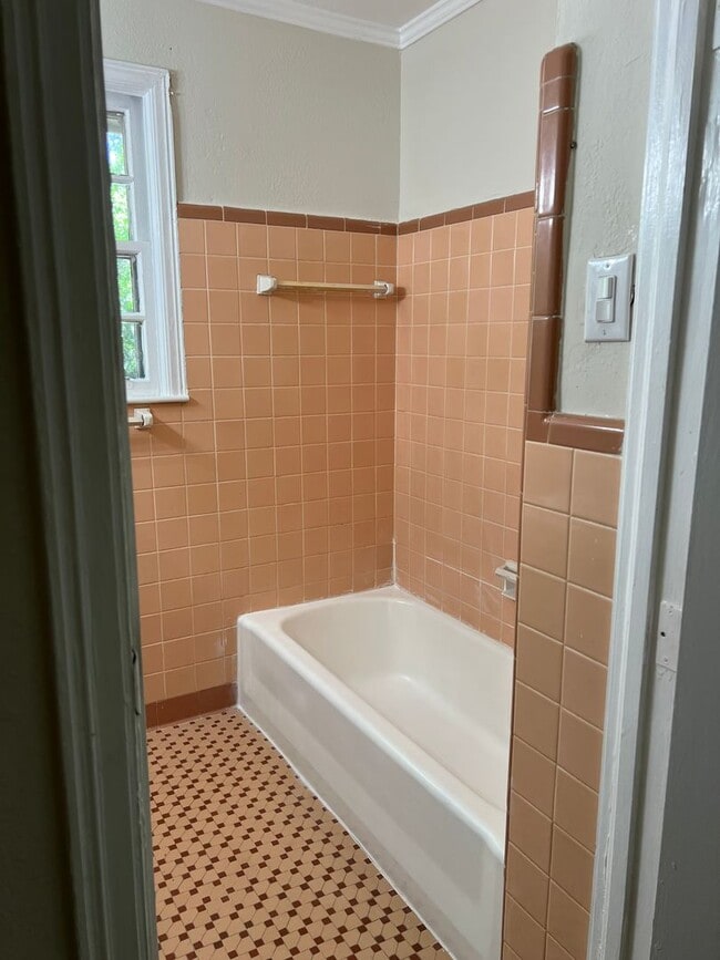 Building Photo - TWO BEDROOM, ONE BATH HOME