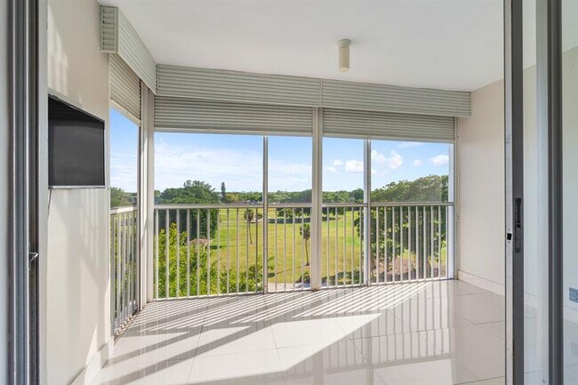 Building Photo - 3050 N Palm Aire Dr