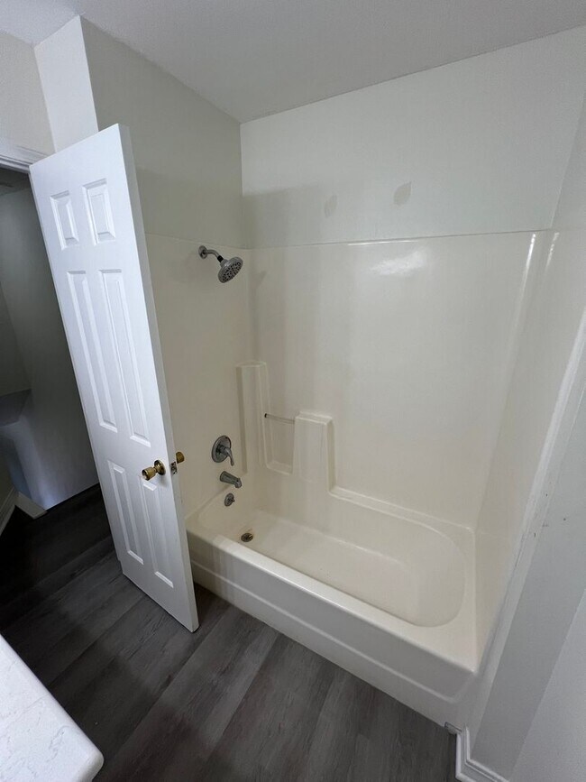 Building Photo - Nice 2 bedroom townhouse ready to go with covered parking!