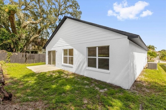 Building Photo - 350 Lakebreeze Cir