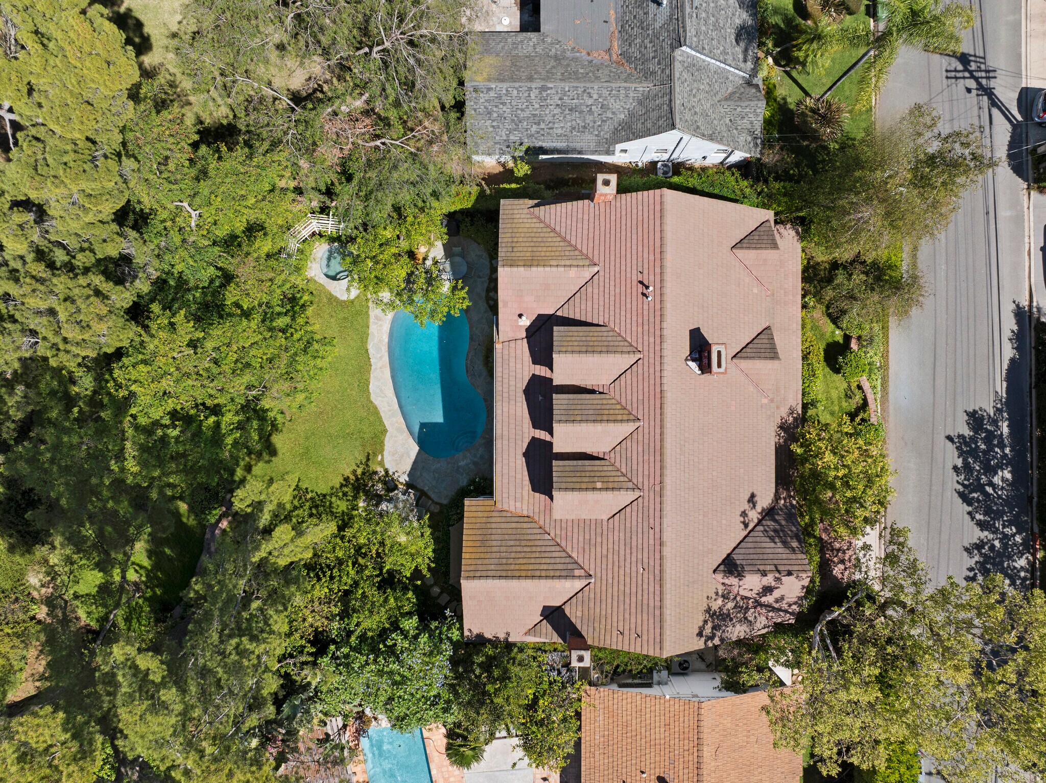 Building Photo - 2545 Roscomare Rd