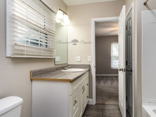 Building Photo - Updated 3 Bedroom / 2 Bath Home on Lamont