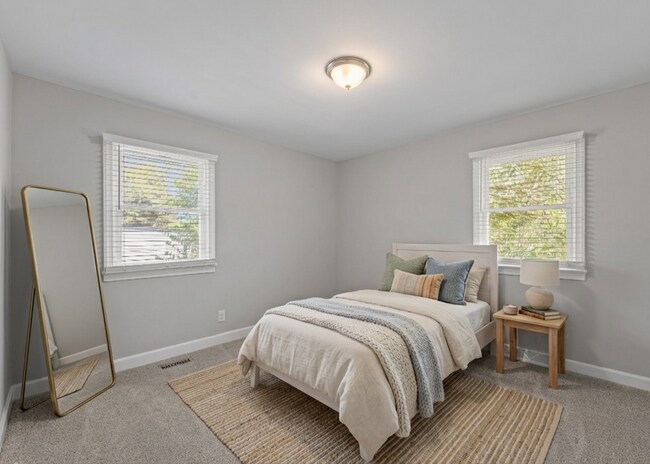 Building Photo - 1910 Hilldale Dr