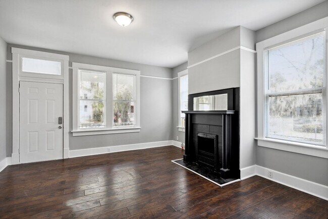 Building Photo - 1211