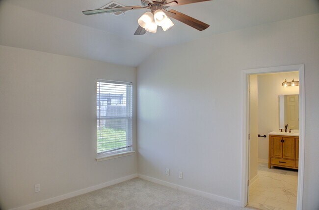 Building Photo - Coming Soon! 3 bed/2 bath!