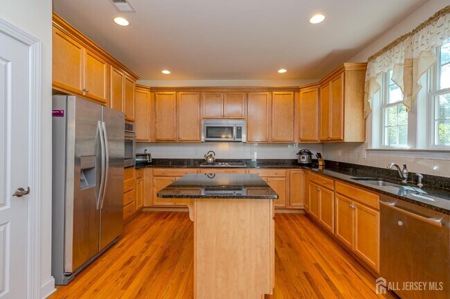 Building Photo - 8 Comstock Ln