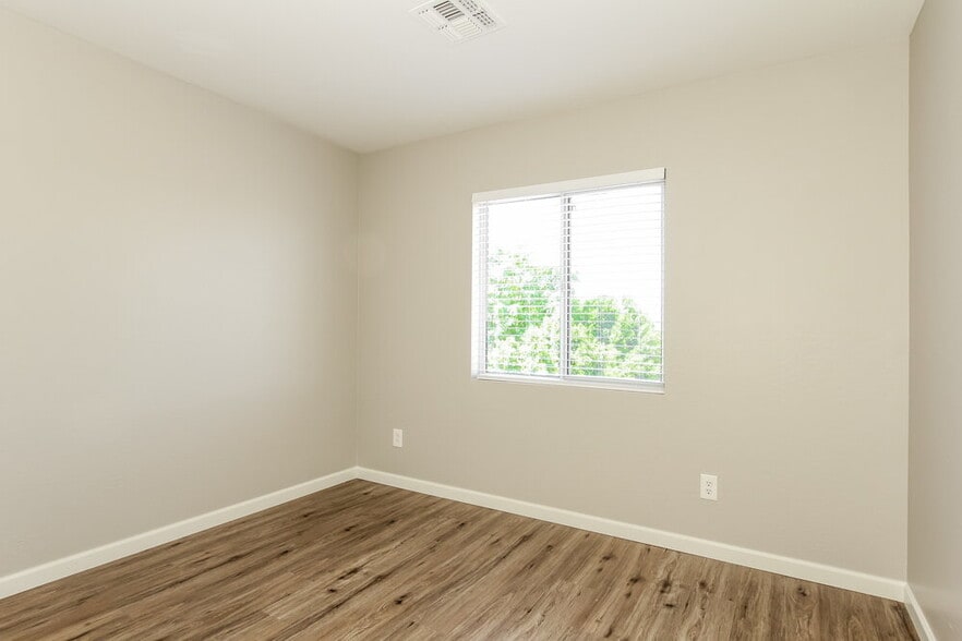 Building Photo - 12602 W Windrose Dr