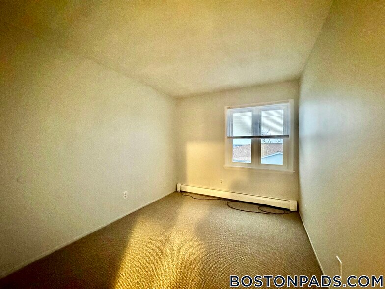 Building Photo - 695 N Main St