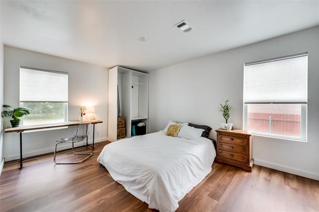 Building Photo - 228 E Oak Dr