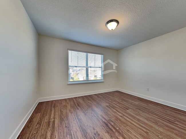 Building Photo - 921 Walden Pond Dr