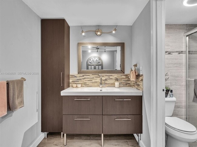 Building Photo - 3375 N Country Club Dr