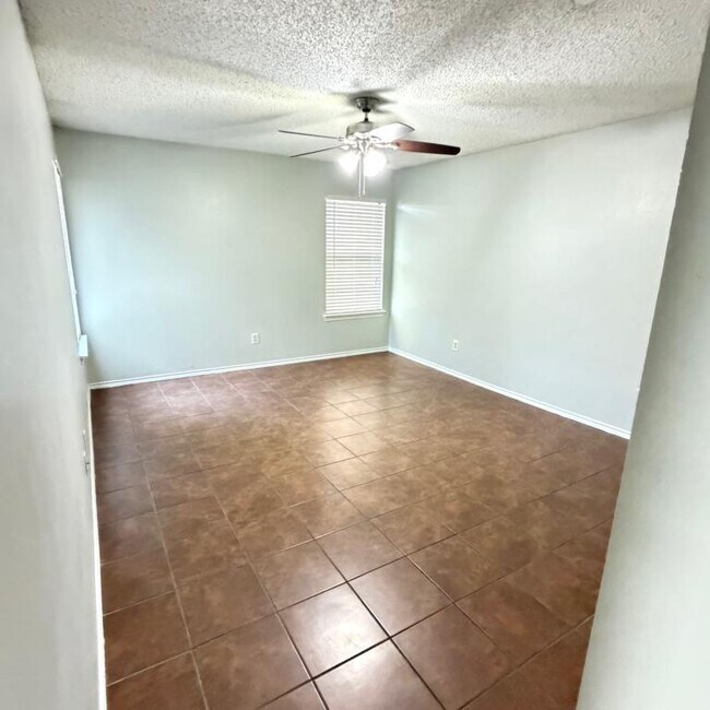 Building Photo - 5319 Waterford Dr