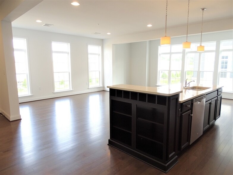 Building Photo - 320 Mayer Pl