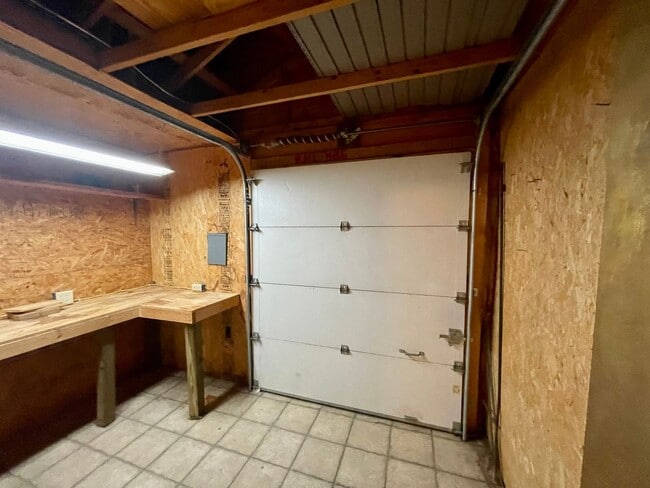 Building Photo - Beautiful 2 story, 5 bedroom, 3 bath home available NOW!