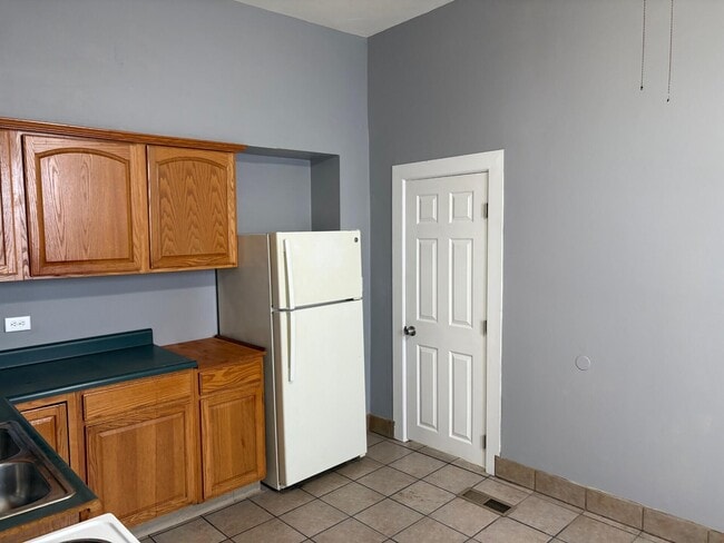 Building Photo - 2756 Latonia Ave