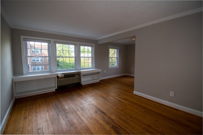 Building Photo - 1806 W Abingdon Dr
