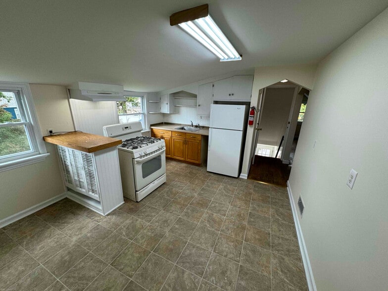 Building Photo - 468 Lincoln Ave