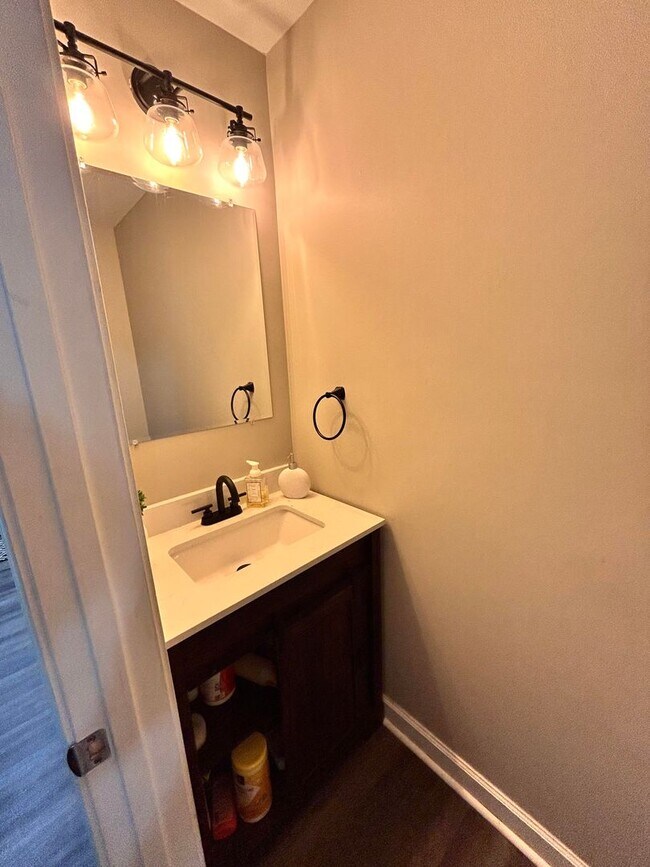 Building Photo - Large family rental available in Maple Hill