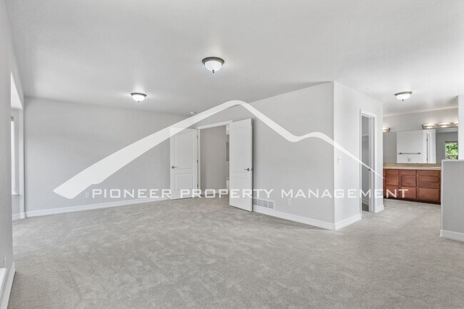 Building Photo - Low-Maintenance Living in Desirable West Side Neighborhood 5 bd, 2 car garage and AC