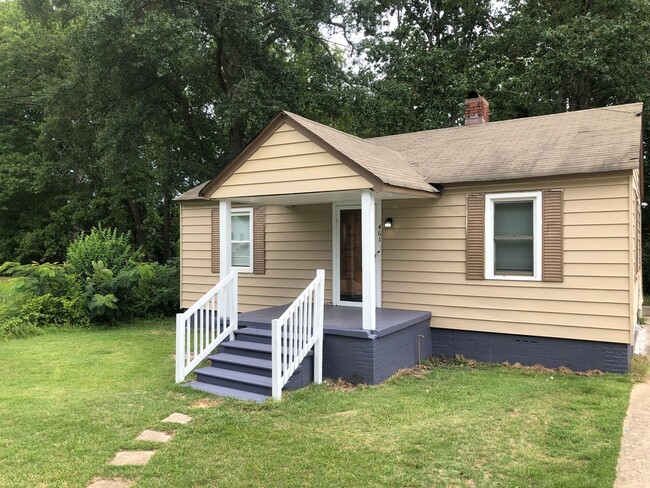 Building Photo - Beautiful Remolded Home Near Downtown Spar...