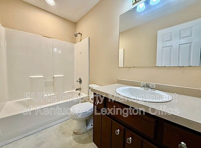 Building Photo - 198 Daisy St