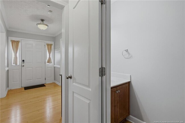 Building Photo - 420 Thorncliff Dr