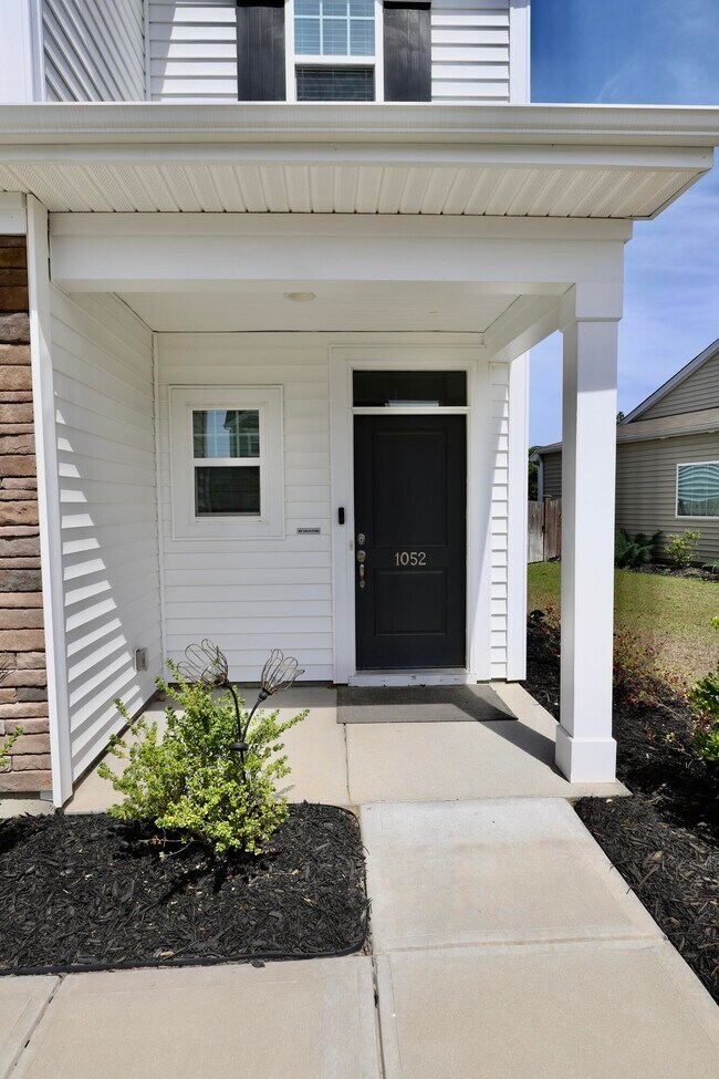 Building Photo - 1052 Ashcroft Cir