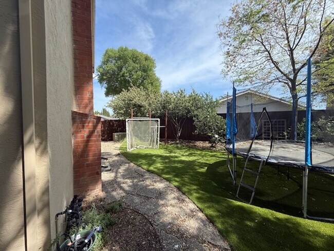 Building Photo - Stunning 5-Bed. 2.5 bath Home in the Heart of Pleasanton Meadows, Community Pool