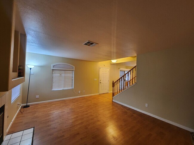 Building Photo - Modern Comfort in the Heart of Summerlin!