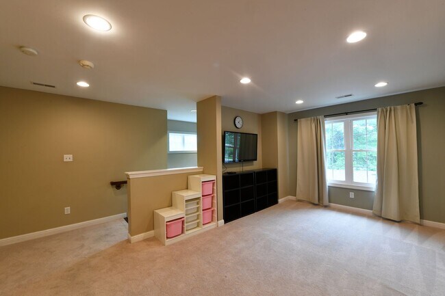 Building Photo - Kirkwood 5 bedroom / 3 full bathroom home